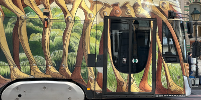 Un bus-todonte (un autobus la cui facciata è decorata interamente con quello che sarebbe il suo scheletro millepiedi) per le strade di Bruxelles